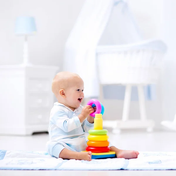 Baby playing with toy pyramid. Kids play — Stock Photo, Image