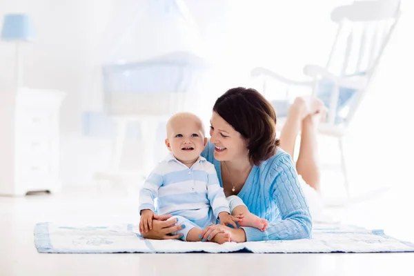 Madre y bebé jugando en el suelo —  Fotos de Stock