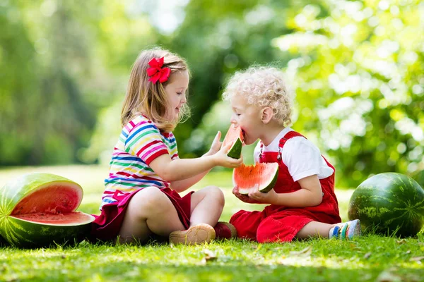 Niños comiendo sandía en el jardín — Foto de Stock