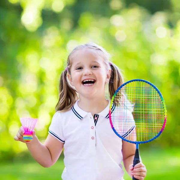 Kind spelen badminton of tennis buiten in de zomer — Stockfoto