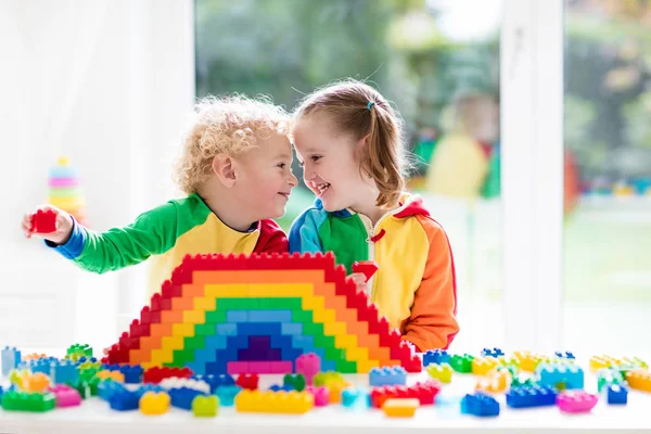 Crianças brincando com blocos coloridos — Fotografia de Stock