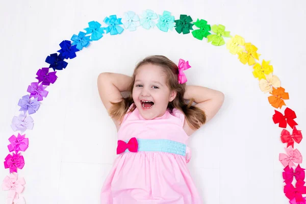 Meisje met kleurrijke boog. Haartoebehoren — Stockfoto