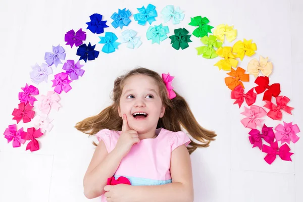 Маленька дівчинка з барвистим бантом. Аксесуар для волосся — стокове фото