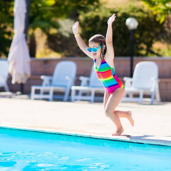 Bambino in piscina in vacanza estiva — Foto Stock