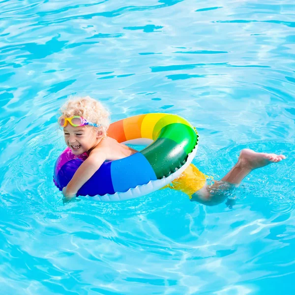 Bambino con anello giocattolo in piscina — Foto Stock