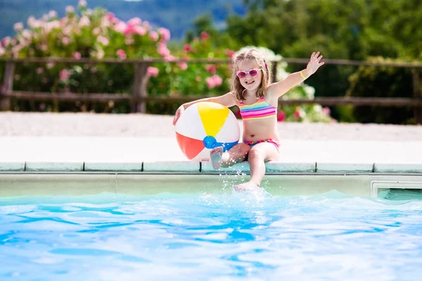 Barn i poolen på sommarlovet — Stockfoto