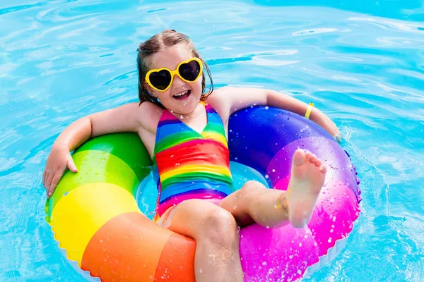 Criança com anel de brinquedo na piscina — Fotografia de Stock