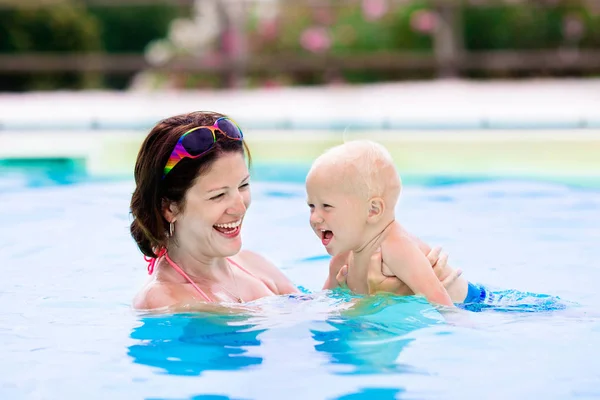 Madre y bebé en la piscina —  Fotos de Stock