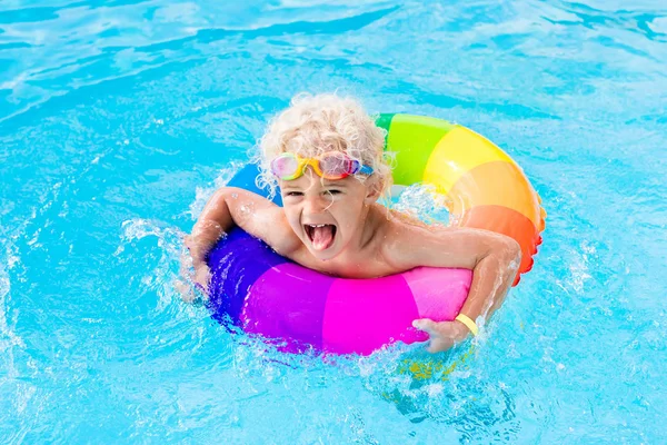 Criança com anel de brinquedo na piscina — Fotografia de Stock