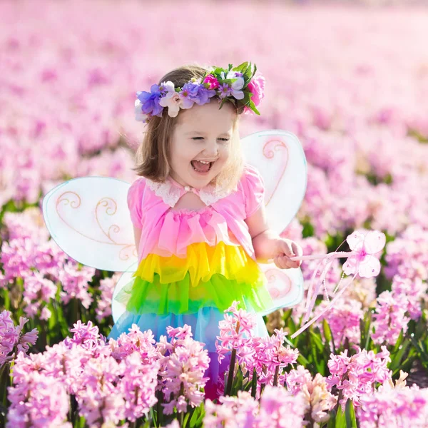 Petite fille en costume de fée jouant dans le champ de fleurs — Photo