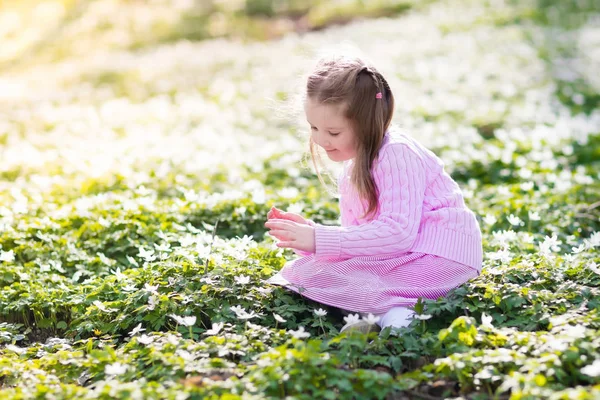 Dziecko w parku wiosną z kwiatami — Zdjęcie stockowe