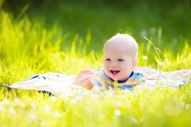 Aile Bahçe piknik üzerinde apple ile erkek bebek