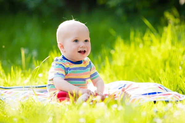 Chlapeček s apple na rodinný zahradní piknik — Stock fotografie