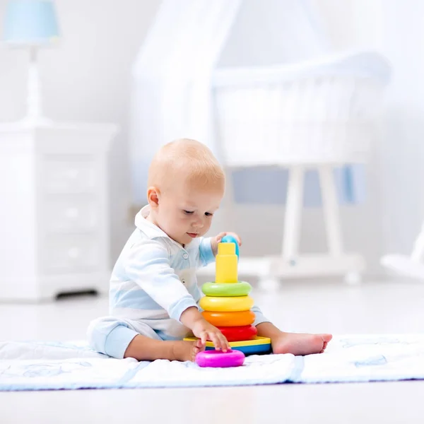 Baby playing with toy pyramid. Kids play — Stock Photo, Image