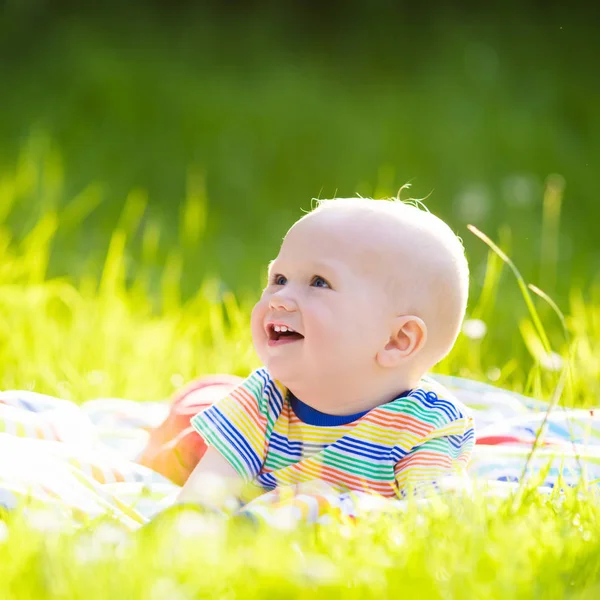 Bébé garçon avec pomme sur pique-nique jardin familial — Photo