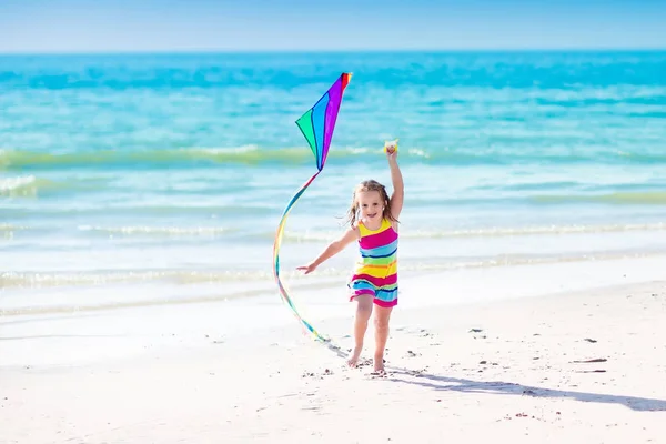 Barn pappersdrake på tropical beach — Stockfoto