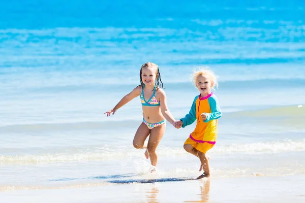 Kinderen rennen en spelen op tropisch strand — Stockfoto