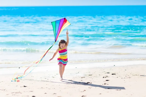 Bambino aquilone volante sulla spiaggia tropicale — Foto Stock