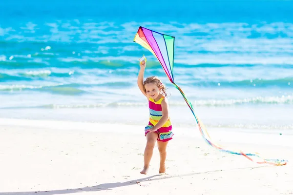 De vliegende kite kind op tropisch strand — Stockfoto