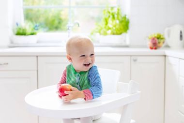 Bebek çocuk yeme elma beyaz mutfak evde