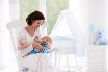 Anne ve bebek yatak odasında