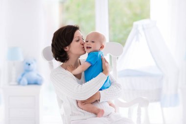Anne ve bebek yatak odasında