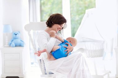 Anne ve bebek yatak odasında