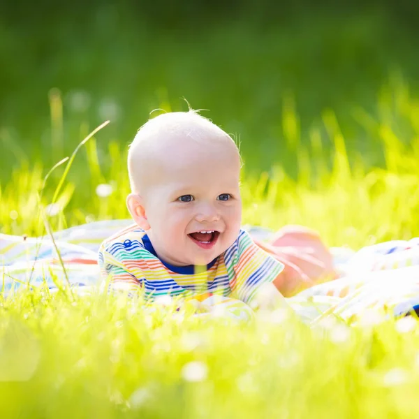 Jongetje met apple op familie tuin picknick — Stockfoto