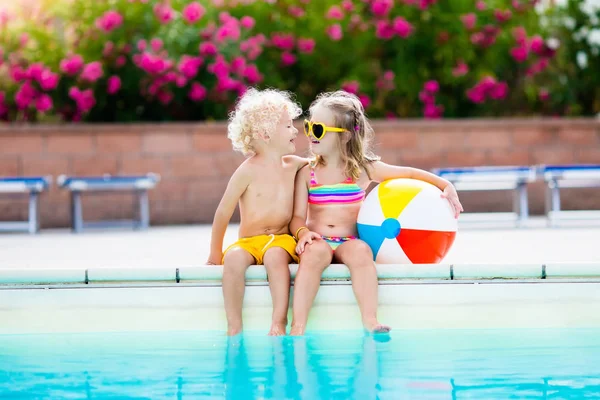 Crianças brincando na piscina exterior — Fotografia de Stock