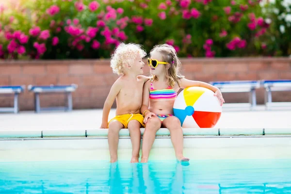 Niños jugando en la piscina al aire libre — Foto de Stock