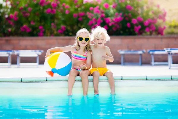 Kids playing at outdoor swimming pool — Stock Photo, Image