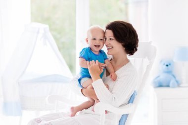 Anne ve bebek yatak odasında