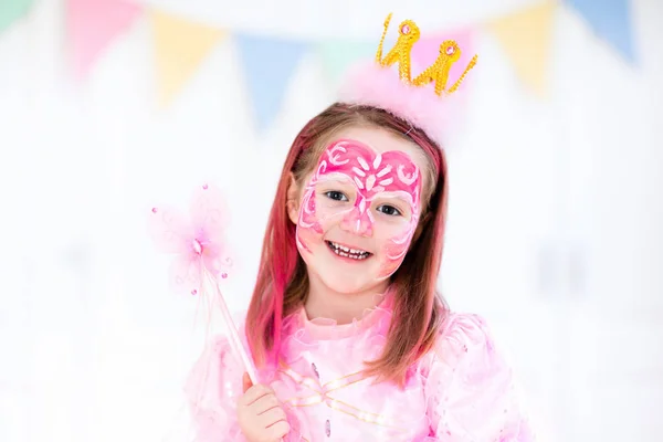 Pintura facial para fiesta de cumpleaños de niña —  Fotos de Stock