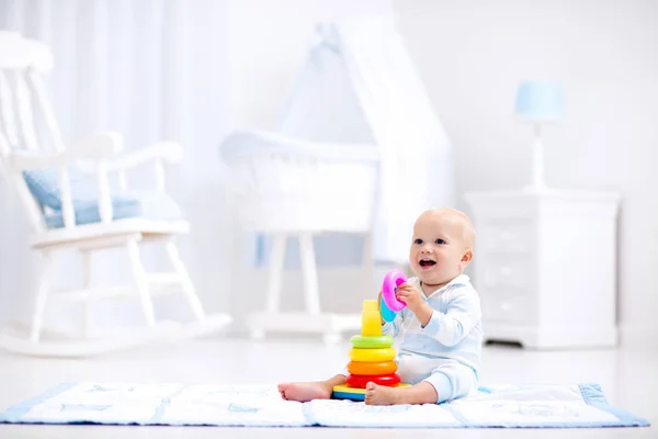 Baby playing with toy pyramid. Kids play — Stock Photo, Image