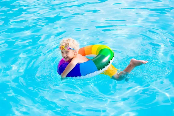 Criança com anel de brinquedo na piscina — Fotografia de Stock