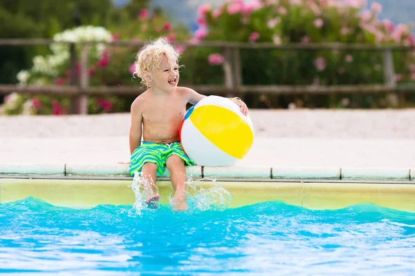 Niño en la piscina en vacaciones de verano — Foto de Stock