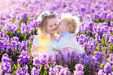 Sümbül çiçek çiçek açan bahçesinde oynayan çocuklar