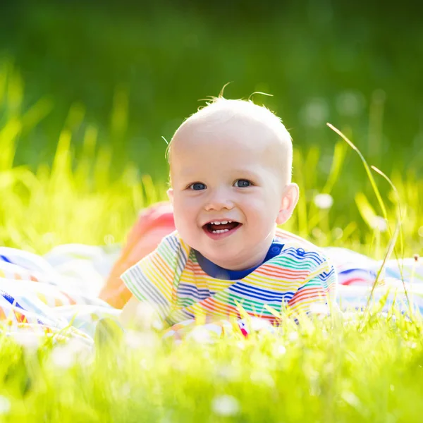 Junge mit Apfel auf Familienpicknick im Garten — Stockfoto