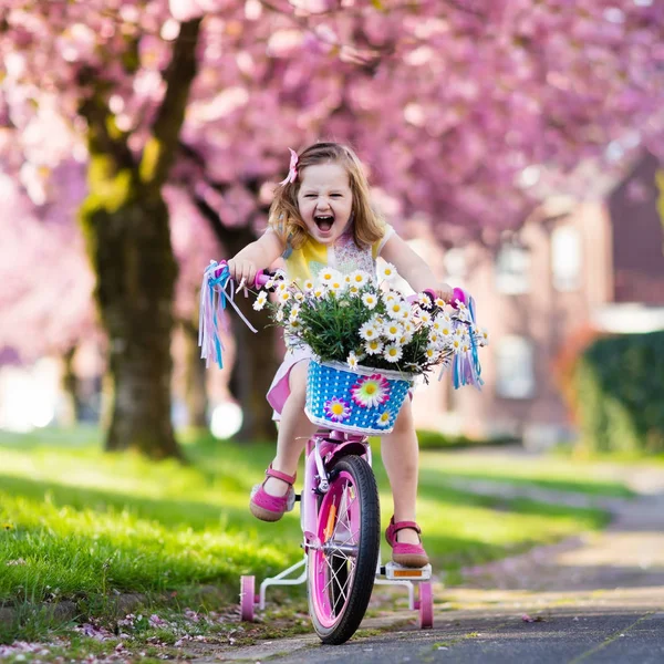 Küçük kız Bisiklete binmek. Çocuk Bisiklet. — Stok fotoğraf