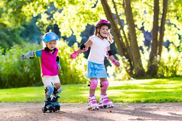 Patinage à roulettes pour enfants dans un parc d'été — Photo