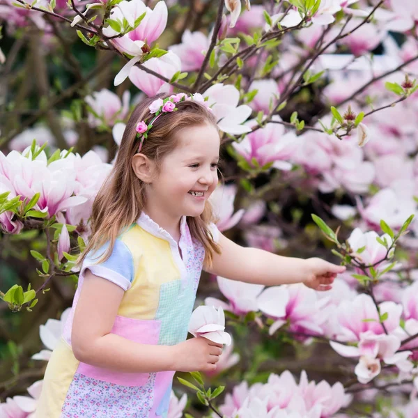 Child with magnolia flower. Little girl with flowers — Stock Photo, Image