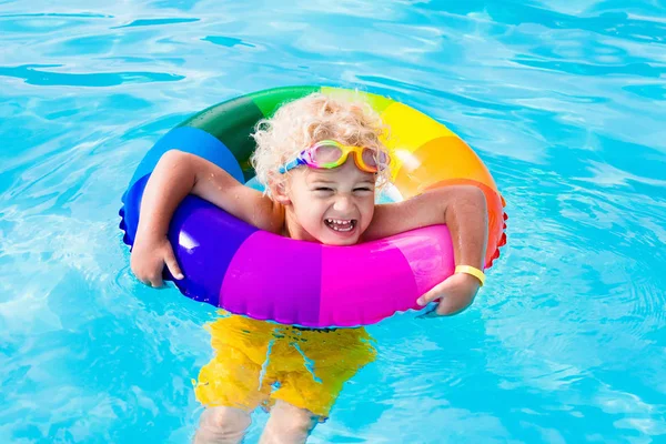 Criança com anel de brinquedo na piscina — Fotografia de Stock