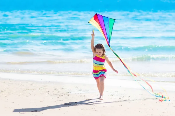 De vliegende kite kind op tropisch strand — Stockfoto