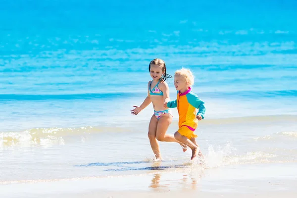 I bambini corrono e giocano sulla spiaggia tropicale — Foto Stock