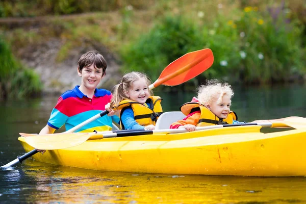 孩子们在一条河上皮划艇 — 图库照片