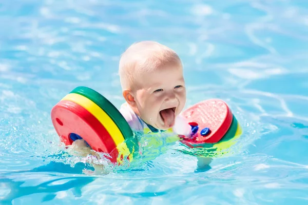 Pequeño niño jugando en la piscina — Foto de Stock