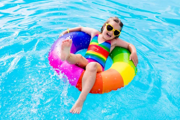 Criança com anel de brinquedo na piscina — Fotografia de Stock