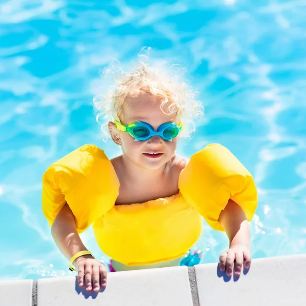 Pequeño niño jugando en la piscina — Foto de Stock