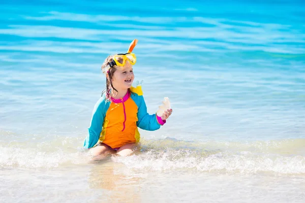 Tropikal plaj şnorkel çocuk — Stok fotoğraf