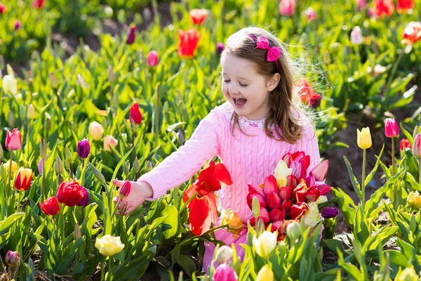 Lale Çiçek Bahçesi, küçük kız — Stok fotoğraf